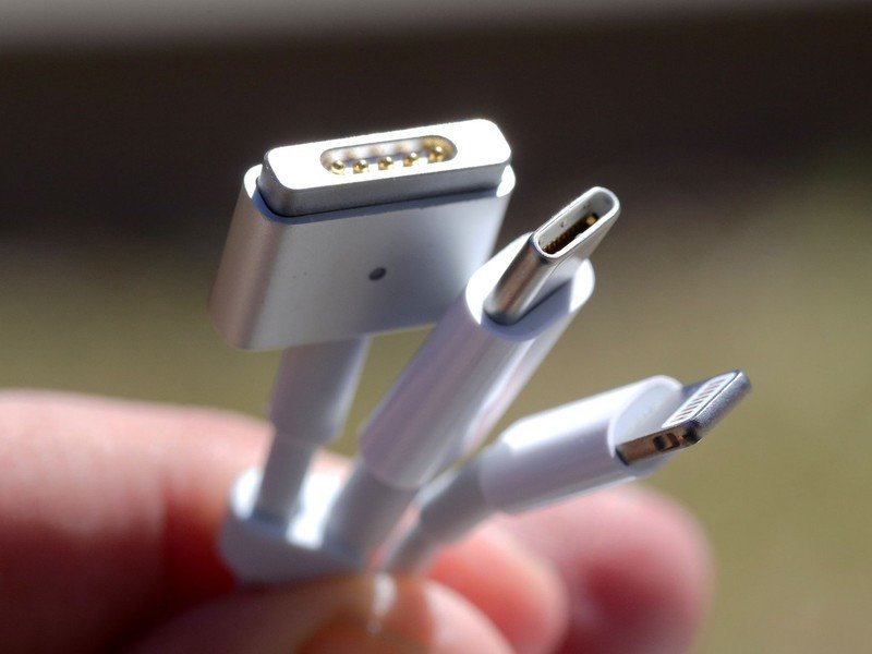 Apple ordered to pay $1,000 to customer over lack of iPhone charger
