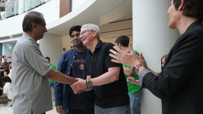 Crowds turn out for Apple's second India store
