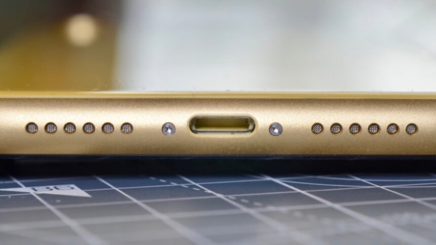 FBI wants you to stop public USB charging ports with iPhone